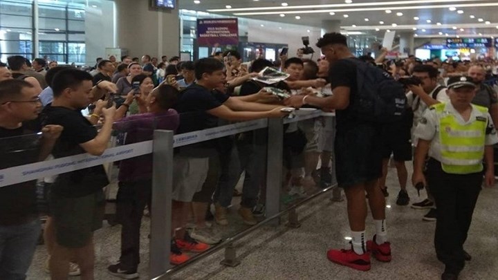 Έφτασε στην Κίνα η Εθνική – «Τρέλα» για τον Γιάννη – ΦΩΤΟ