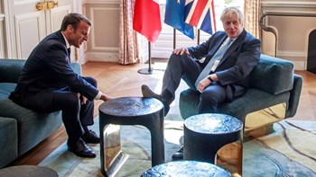 Σάλος με τον Μπόρις Τζόνσον: Έβαλε το πόδι του πάνω σε τραπεζάκι στο Μέγαρο των Ηλυσίων – ΦΩΤΟ