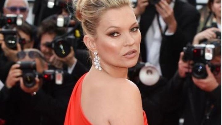 Εντυπωσιάζει ακόμη με το μπικίνι της η Κέιτ Μος στα 45 της – ΦΩΤΟ