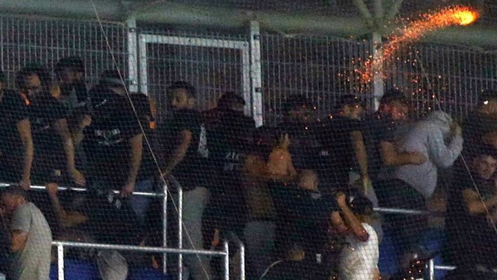 Βίντεο ντοκουμέντο – Αστυνομικός σημαδεύει με όπλο τους οπαδούς του ΠΑΟΚ – ΦΩΤΟ