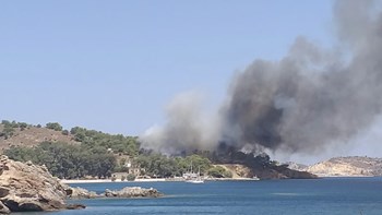 Οι πρώτες εικόνες από τη φωτιά στη Λέρο – Απομακρύνθηκαν λουόμενοι από παραλία – ΤΩΡΑ – ΦΩΤΟ