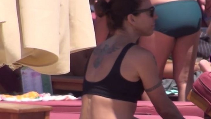 Αγνώριστη η Melanie C στη Μύκονο – Πώς είναι σήμερα το sex symbol των ‘90s – ΒΙΝΤΕΟ