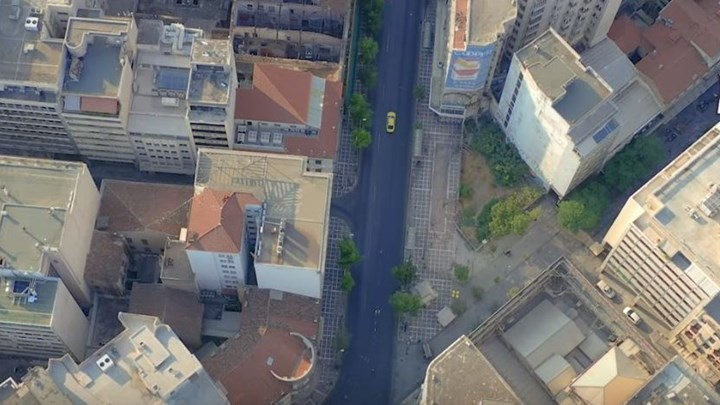 “Βόλτα” στην άδεια Αθήνα του Αυγούστου – Εντυπωσιακό βίντεο από drone