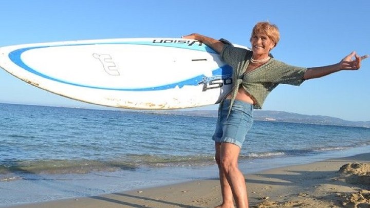 Η… σούπερ γιαγιά ετοιμάζεται για το διάπλου Κεφαλονιάς – Κυλλήνης με τη σανίδα της – ΒΙΝΤΕΟ