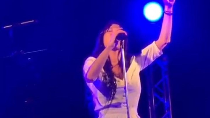 Πάνω από 6.000 θεατές παρακολούθησαν Πάολα, Λέκκα και Φερεντίνου να ερμηνεύουν Μίκη Θεοδωράκη – ΒΙΝΤΕΟ