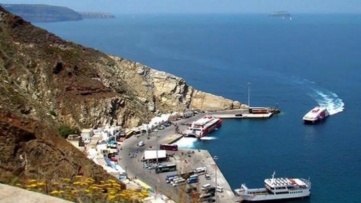 Στη Σαντορίνη κατέπλευσε πλοίο με μηχανική βλάβη – Μεταφέρει 728 επιβάτες