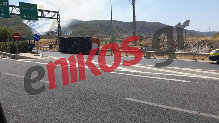 Ανετράπη όχημα της Πυροσβεστικής – Μετέβαινε στο Ποικίλο όρος για την κατάσβεση της φωτιάς – ΦΩΤΟ – ΤΩΡΑ