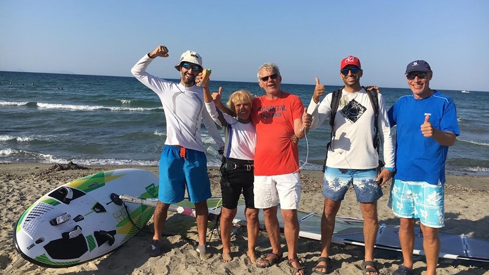 Η… σούπερ γιαγιά ολοκλήρωσε με επιτυχία τον διάπλου Κεφαλονιάς – Κυλλήνης με τη σανίδα της – ΦΩΤΟ – ΒΙΝΤΕΟ