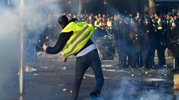 Πέτρες και δακρυγόνα στις διαδηλώσεις ενάντια στην G7