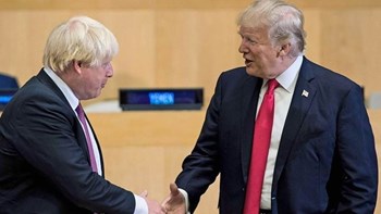 “Ψήφος εμπιστοσύνης” από Τραμπ στον Τζόνσον: Θα συνάψουμε μεγάλη εμπορική συμφωνία με τη Βρετανία μετά το Brexit