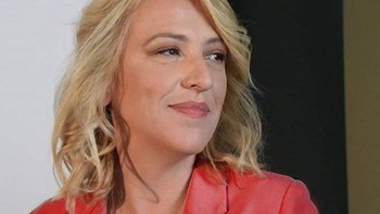 “Δεν με θέλουν”  – Ανάρτηση “γρίφος” της Ρένας Δούρου με στίχους από ραπ κομμάτι