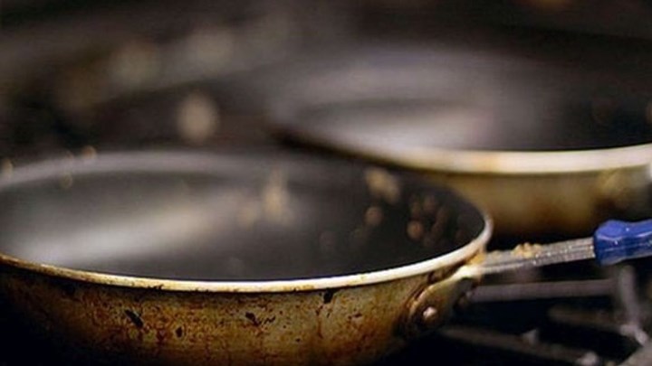 Το κόλπο για να καθαρίσετε πανεύκολα ένα καμένο τηγάνι – ΒΙΝΤΕΟ