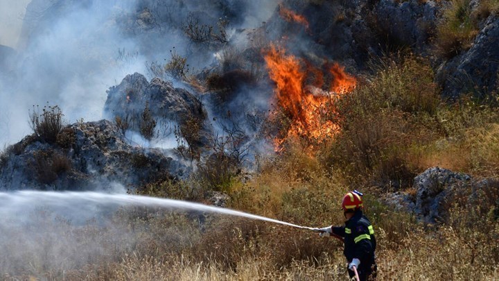 Προσαγωγή υπόπτου για τις πυρκαγιές σε Βάρδα και Νέα Μανωλάδα – Ερευνάται η εμπλοκή του σε πέντε φωτιές