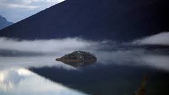 Παραλίγο τραγωδία στις Πρέσπες: Αναποδογύρισε βάρκα με τρία άτομα