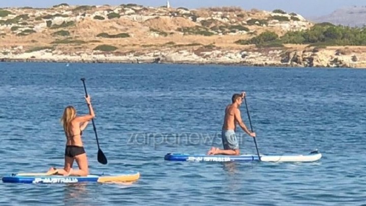 Ο Κυριάκος Μητσοτάκης με τη σύζυγό του κάνουν SUP στα Χανιά – ΦΩΤΟ