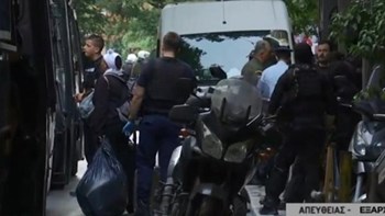 Επιχείρηση της ΕΛ.ΑΣ. στα Εξάρχεια σε τέσσερα υπό κατάληψη κτίρια – ΒΙΝΤΕΟ
