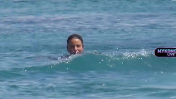 Λαχτάρησε η Μις Λίβανος στη Μύκονο – Η βόλτα με το φουσκωτό φλαμίνγκο της βγήκε ξινή – ΒΙΝΤΕΟ