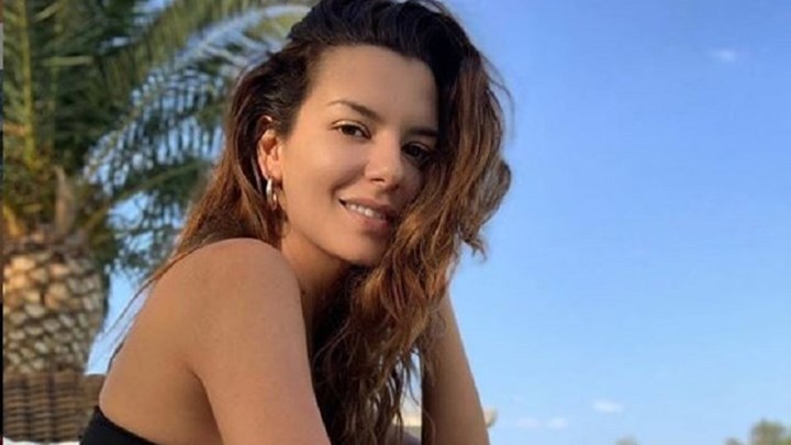 “Εγκεφαλικά” μοιράζει η Νικολέττα Ράλλη με το ντεκολτέ της – ΦΩΤΟ