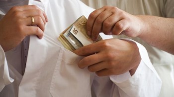 Απολύθηκε πανεπιστημιακός γιατρός για “φακελάκι”