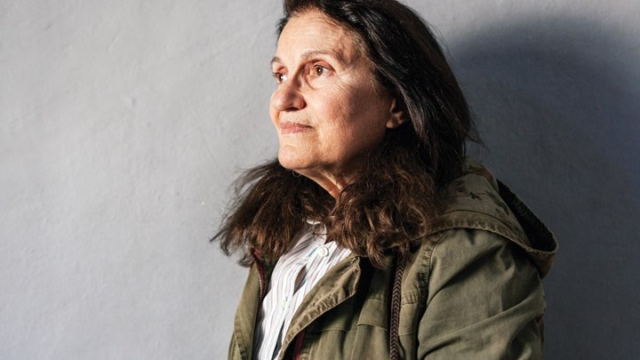 Η Ράνια Οικονομίδου γίνεται… Νόρα 140 ετών στις «Κούκλες» του Ανδρουλάκη