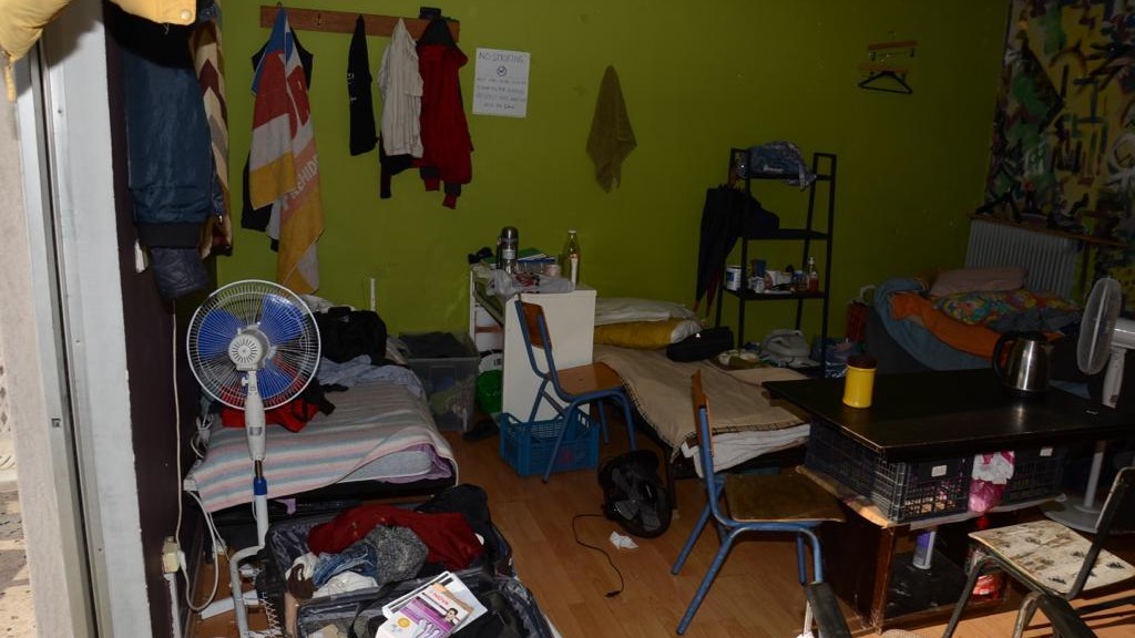 Με φωτογραφίες απάντησε ο Πέτσας για την επιχείρηση στα Εξάρχεια – Πού μεταφέρθηκαν οι μετανάστες