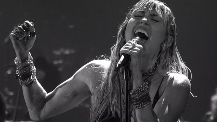 Αποκαλυπτική στη σκηνή η Μάιλι Σάιρους – ΦΩΤΟ – ΒΙΝΤΕΟ