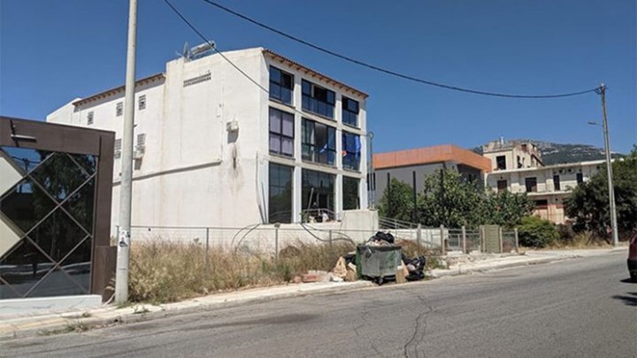 Δήμαρχος Αχαρνών: Οι πρόσφυγες θα αποχωρήσουν άμεσα από το κτίριο στη Λ. Πάρνηθος
