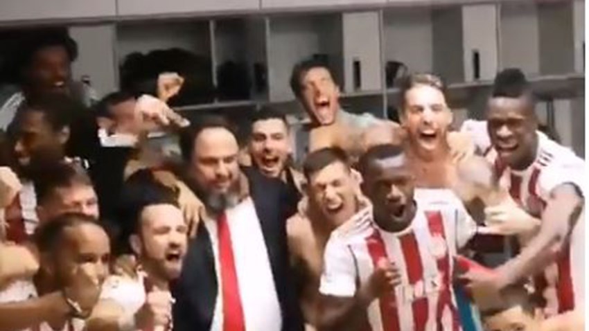 Πανηγύρια Μαρινάκη στα αποδυτήρια του Ολυμπιακού – ΒΙΝΤΕΟ