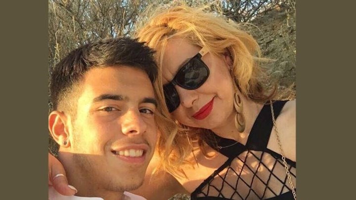 Διπλή χαρά για οικογένεια στη Λάρισα: Μαζί στο πανεπιστήμιο μητέρα και γιος – ΦΩΤΟ