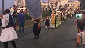 Εντυπωσιακή ήταν η παρέλαση εκατοντάδων χορευτών στο λιμάνι της Χίου – ΒΙΝΤΕΟ