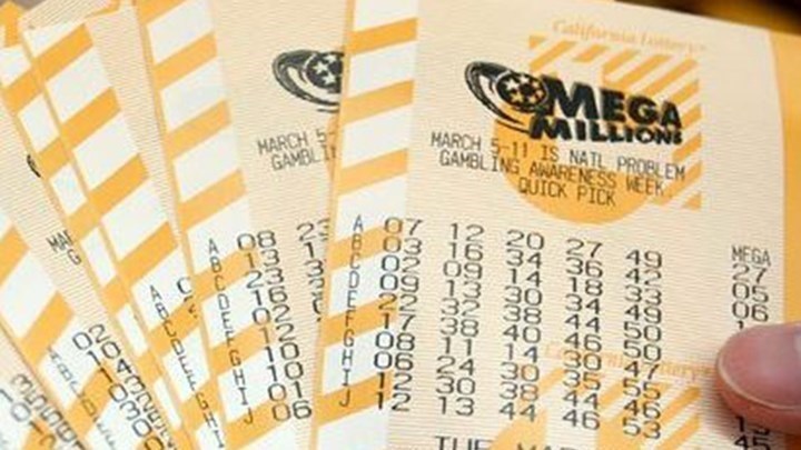 Έπαιζε τα ίδια νούμερα για 20 χρόνια μέχρι που κέρδισε στο τζάκποτ 60 εκατομμύρια – Γιατί περίμενε 10 μήνες για να πάρει τα κέρδη του