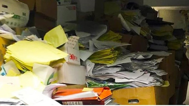 ΠΟΕΔΗΝ: “Παρατημένοι» σε κούτες σε διαδρόμους του Γενικού Κρατικού Νίκαιας οι φάκελοι των ασθενών – ΒΙΝΤΕΟ