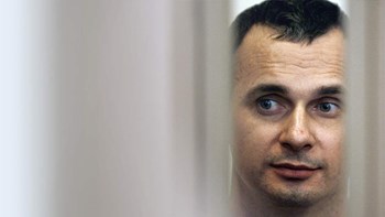 H Ρωσία επιστρέφει τον σκηνοθέτη Σέντσοφ στην Ουκρανία