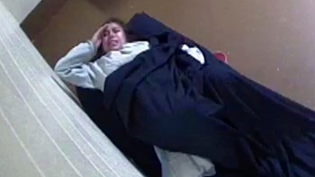 Γέννησε αβοήθητη σε ένα κελί – Κάνει μήνυση για τον “Γολγοθά” που έζησε – ΒΙΝΤΕΟ