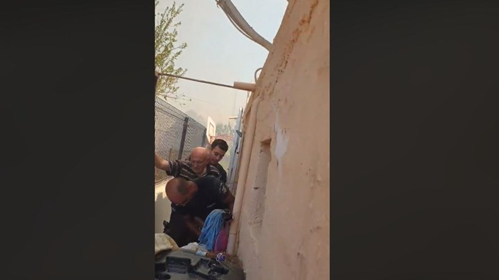 Εκκενώθηκαν σπίτια στην Αρτέμιδα – ΒΙΝΤΕΟ από τον απεγκλωβισμό ηλικιωμένου