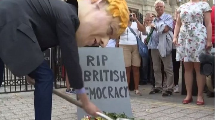 Σείεται η Βρετανία από την απόφαση Τζόνσον για αναστολή λειτουργίας του Κοινοβουλίου