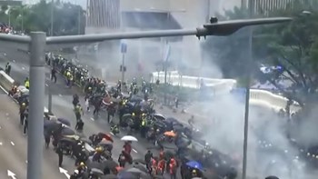 Συγκρούσεις αστυνομίας με διαδηλωτές στο Χονγκ Κονγκ – Δακρυγόνα και πετροπόλεμος – ΒΙΝΤΕΟ