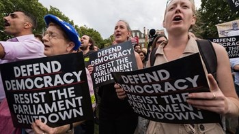 Διαδηλώσεις σε δεκάδες πόλεις της Βρετανίας κατά του “πραξικοπήματος” του Μπόρις Τζόνσον