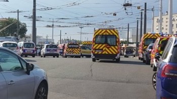 Tρόμος από την επίθεση σε σταθμό του μετρό στη Γαλλία – Ένας νεκρός και τρεις σοβαρά τραυματίες – ΒΙΝΤΕΟ