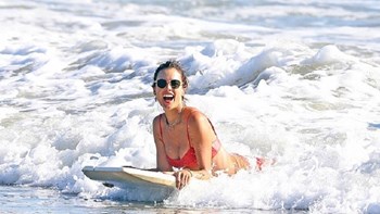 Ανεβάζει τη θερμοκρασία η Αλεσάντρα Αμπρόσιο – ΦΩΤΟ