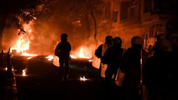 Νύχτα επεισοδίων στα Εξάρχεια: Επιθέσεις κατά αστυνομικών – Άρπαξαν τα κλειδιά από μοτοσικλέτες και ένα κράνος