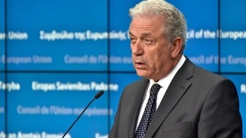 Ο Αβραμόπουλος καλεί τις χώρες της ΕΕ να ενισχύσουν την επανεγκατάσταση προσφύγων