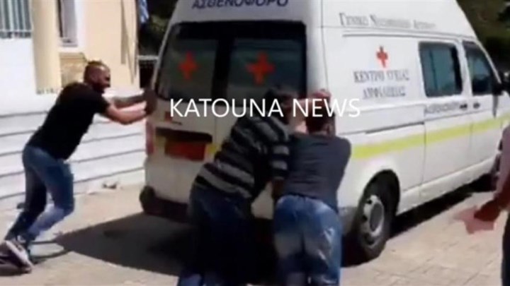 Τριτοκοσμικές συνθήκες: Σπρώχνουν ασθενοφόρο για να… πάρει μπροστά – ΒΙΝΤΕΟ