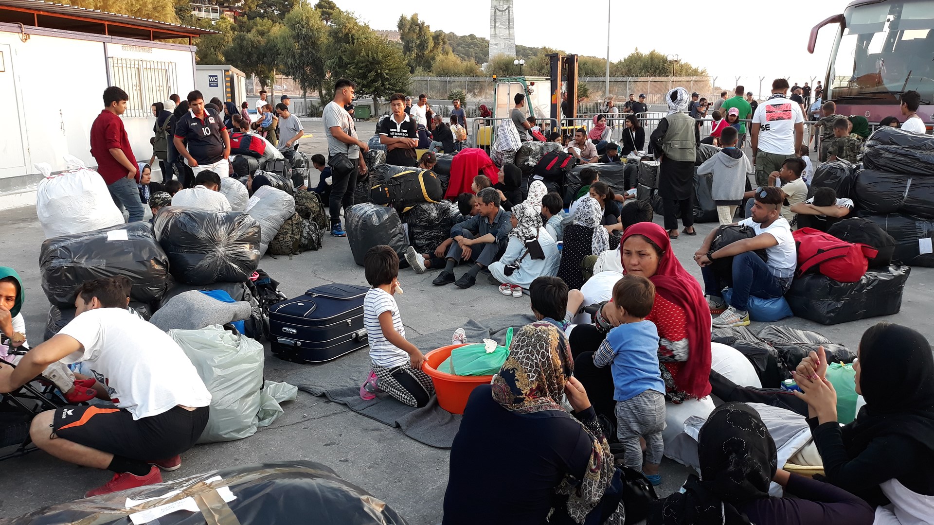 Σε εξέλιξη η επιχείρηση μετακίνησης 1.500 προσφύγων και μεταναστών από τη Λέσβο