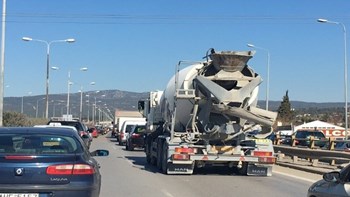 Καραμπόλα τεσσάρων οχημάτων στη Θεσσαλονίκη – Αυξημένη η κίνηση στην περιφερειακή οδό