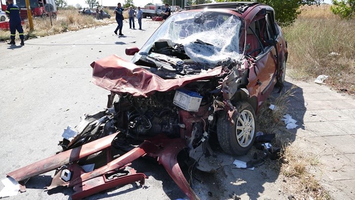 Σφοδρή σύγκρουση τριών οχημάτων στον Τύρναβο – Τέσσερις τραυματίες – ΦΩΤΟ