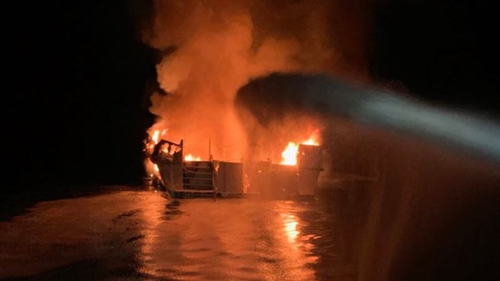 Σοκάρουν οι εικόνες από τη φωτιά σε σκάφος στην Καλιφόρνια – Φόβοι για δεκάδες νεκρούς – ΦΩΤΟ