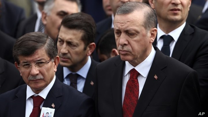 Ραγδαίες εξελίξεις στην Τουρκία: Έτοιμος να αποπέμψει τον Νταβούτογλου από το κόμμα του ο Ερντογάν