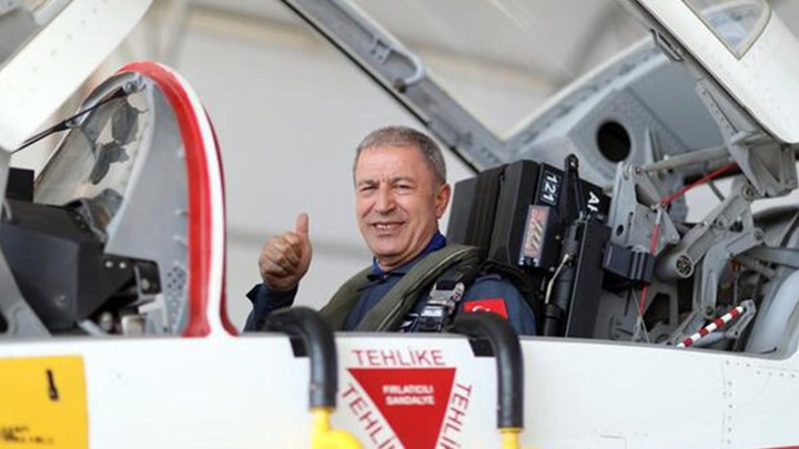 Νέα πρόκληση Ακάρ: Δεν θα επιτρέψουμε τετελεσμένα – Πέταξε με εκπαιδευτικό αεροσκάφος πάνω από το Αιγαίο – ΦΩΤΟ