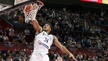 Η… μοναξιά του Γιάννη – Η φωτογραφία από το ΗΠΑ-Ελλάδα που έγινε viral